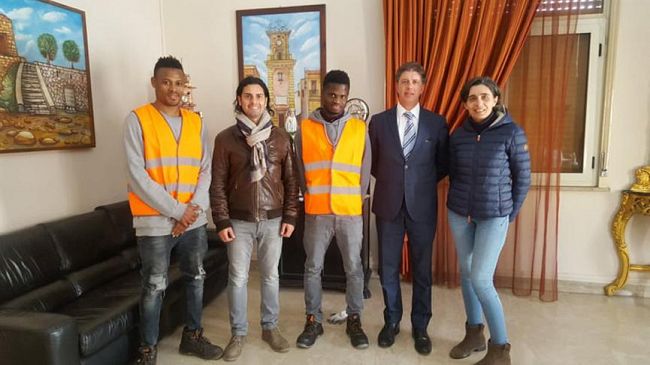 Campobello. Due giovani beneficiari di protezione internazionale impegnati nella cura del verde pubblico e nelle frazioni