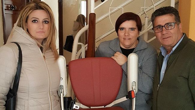 Consegnato un montascale alla piccola Vanessa. Finalmente potrà uscire di casa