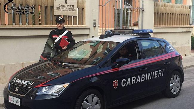 Carabinieri eseguono un arresto per maltrattamenti in famiglia