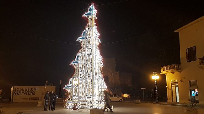 Piazza Mokarta, acceso il nuovo albero di luminarie noleggiato dal Comune