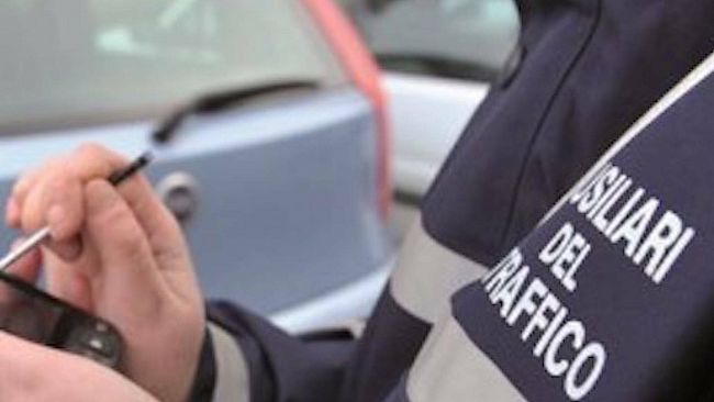 Trapani, non gradisce la multa: uomo picchia ausiliare del traffico