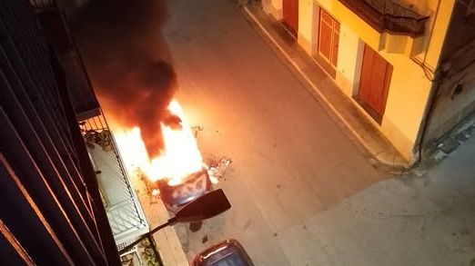 fiamme-nella-notte-in-via-xxiv-maggio-distrutta-una-vettura-in-sosta