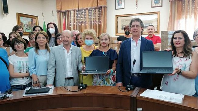 Campobello, 41 notebook ai dipendenti come premio produttività 