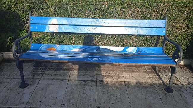 Trapani, decorate le panchine di piazza Nino Castiglione