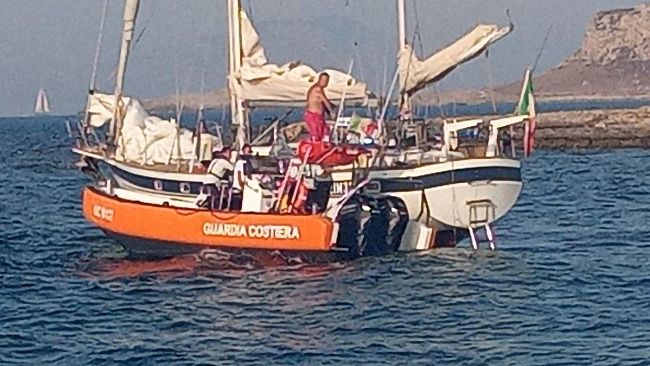 Ferragosto di fuoco per la Guardia Costiera: soccorse 22 persone