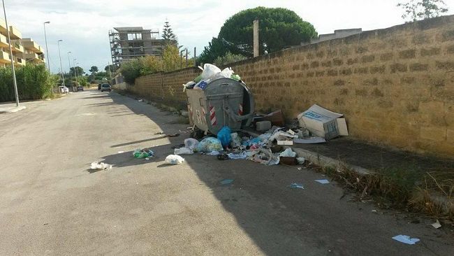 Via Francesca Morvillo, soltanto un cassonetto rifiuti. Disagi per i residenti