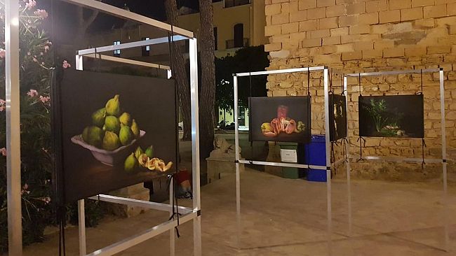 Mostra I Frutti della Luce nella terrazza Alhambra in piazza Mokarta a Mazara