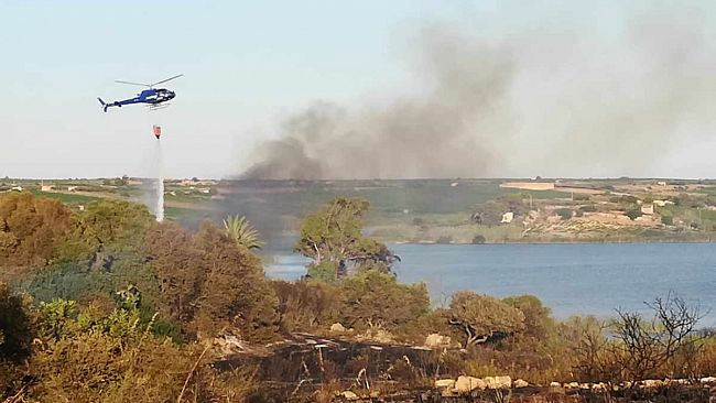 Video – Mazara, grosso incendio nella Riserva Lago Preola e Gorghi Tondi.
