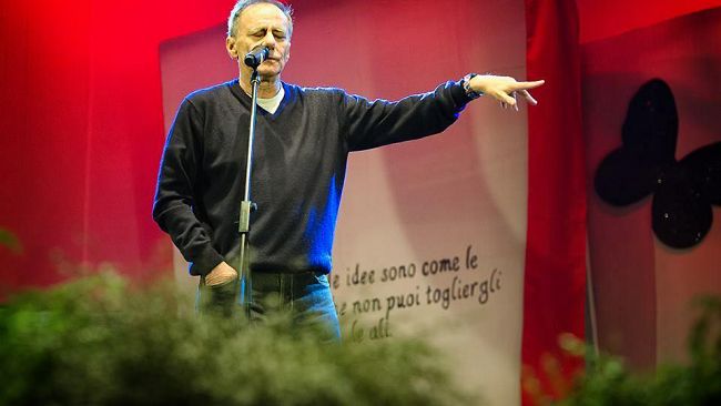 La poesia di Vecchioni all’Energia del Sorriso di Marsala. Musica e beneficenza.