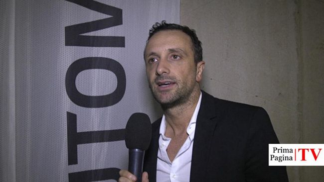 VIDEO – I mille volti di Leonardo Fiaschi. L’imitatore livornese incanta il pubblico Trapanese