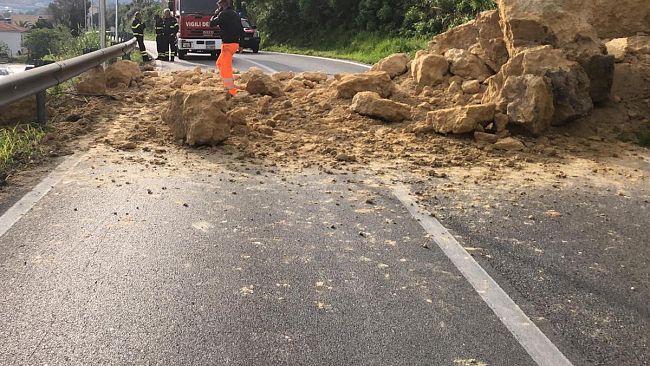 Frana sulla statale 187: sopralluogo sulla strada per la stazione ferroviaria di Castellammare