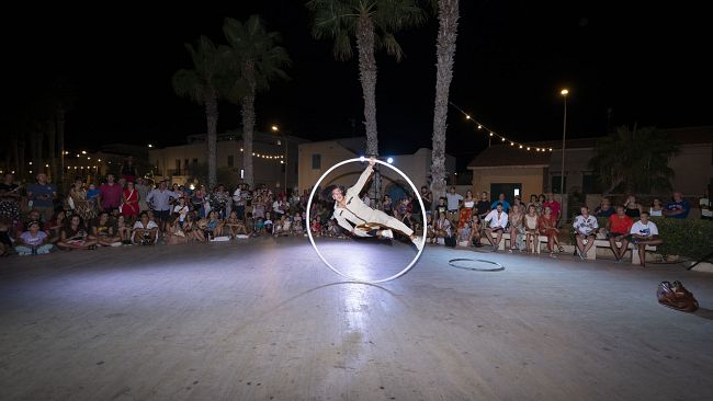 A San Vito Lo Capo sbarcano giocolieri, acrobati e saltimbanchi