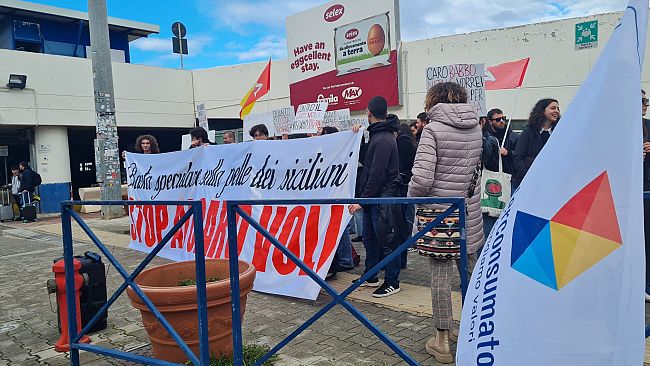 festivita-in-sicilia-e-ormai-sinonimo-di-caro-voli-anche-questanno-tornare-a-casa-per-pasqua-sara-proibitivo