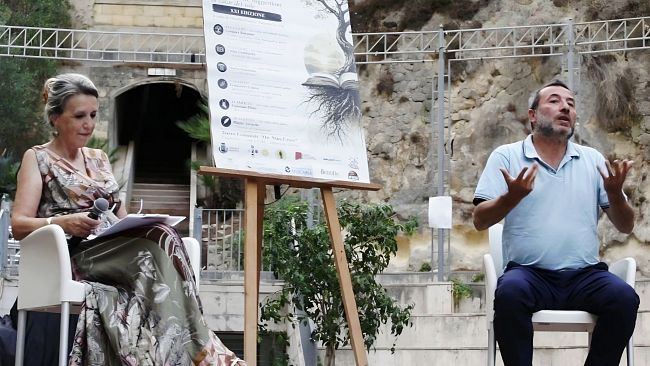 Valderice. Terrazza d’Autore, Gaspare Balsamo incanta il pubblico con il suo “Cunto saraceno”