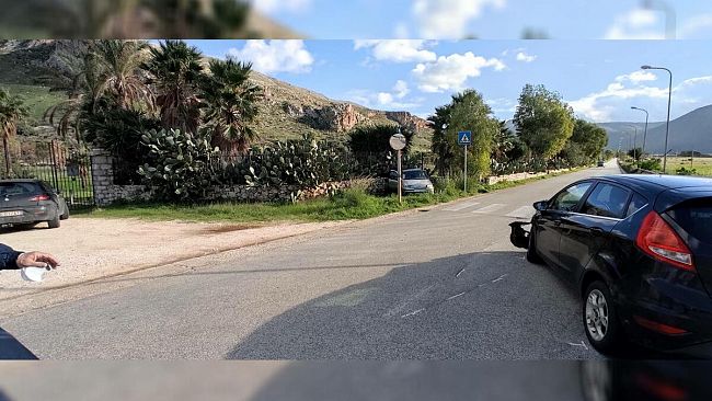 Strada Provinciale 16, scontro tra due auto: feriti i conducenti