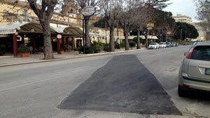 Nasce in città il “patchstreet”, l’arte di rattoppare le buche stradali.