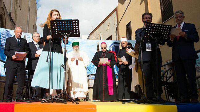 Blue Sea Land, la “piazza blu” del dialogo interreligioso e culturale. Preghiera di pace alla Kasbah con rappresentanti di diverse religioni. Consegnato il Premio “Al Idrissi”