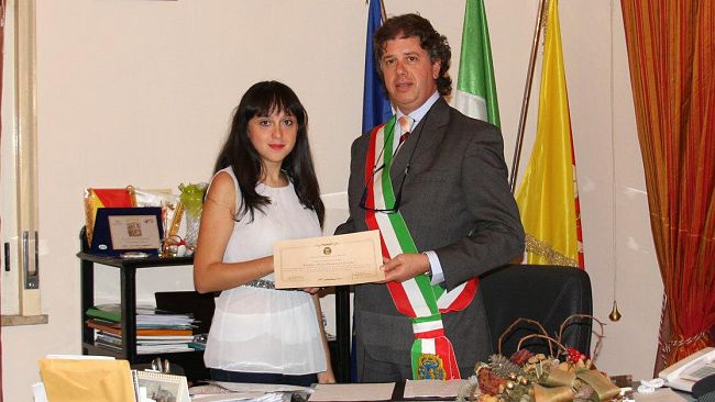 CAMPOBELLO – Riconoscimento del sindaco Castiglione alla giovane studentessa campobellese Federica Castro, vincitrice della sezione giovani del premio nazionale di poesia “Città di Partanna”