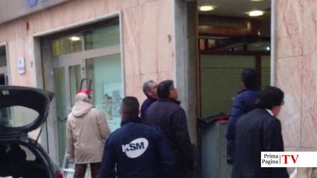 VIDEO – Colpo alla filiale di Banca Nuova: prelevato il bancomat. Danni alla struttura di via San Giuseppe