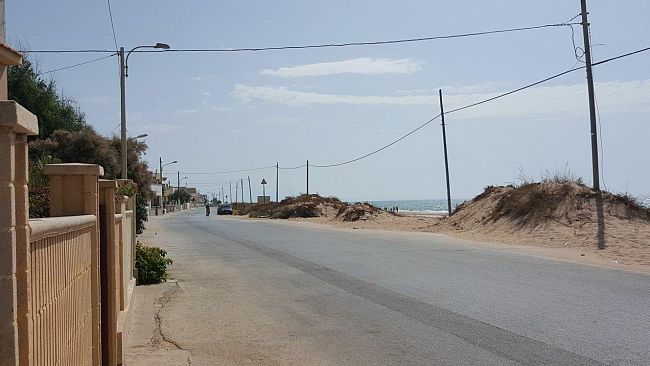 A Tre Fontane una stagione balneare consumata fra disservizi e misteri per lo strano criterio per l’asfalto delle strade