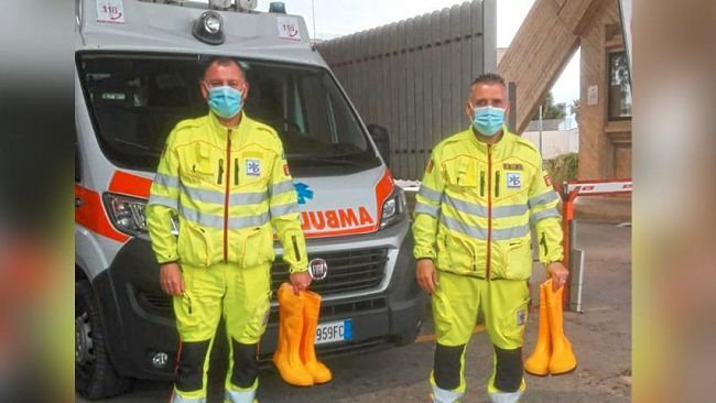 Marsala, la diocesi dona 21 paia di stivali a equipaggi 118