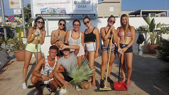 Triscina , Giovani puliscono ed adottano una piazza