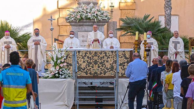 50 anni di sacerdozio per monsignor Domenico Mogavero piazza gremita di fedeli, il vescovo: «spero la mia fatica non sia vana»