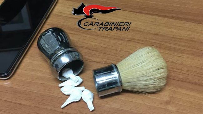 Marsala, nascondeva la cocaina nel pennello da barba: 31enne arrestato dai Carabinieri