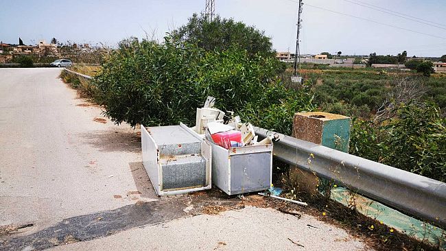 Mazara, elettrodomestici abbandonati sul cavalcavia per C/da Santa Maria. Ma quanto siete incivili?