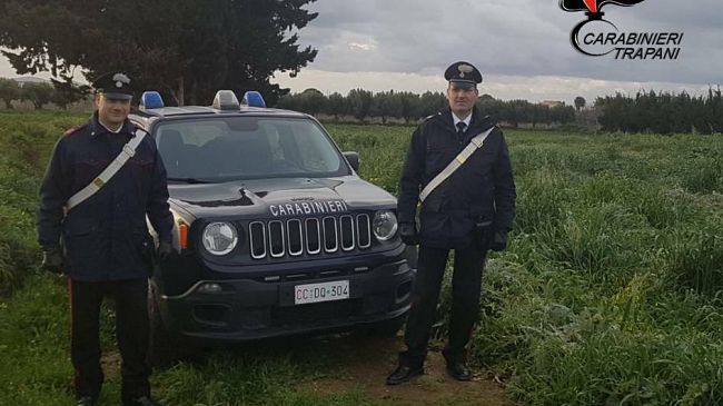 Getta il proprio cane deceduto in un pozzo. I carabinieri lo identificano