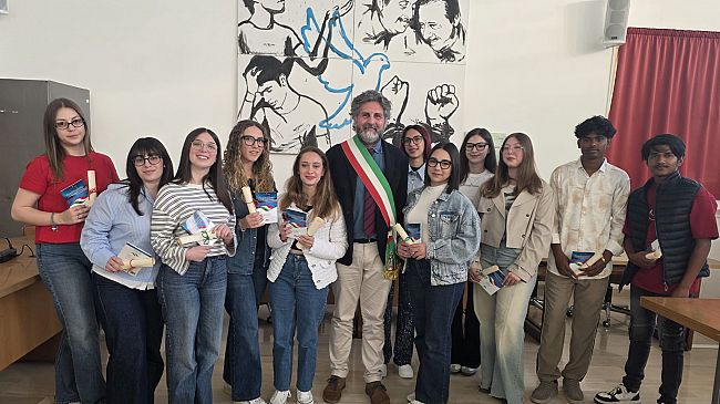 Petrosino, la Costituzione ai neo-diciottenni: bussola di libertà e pace