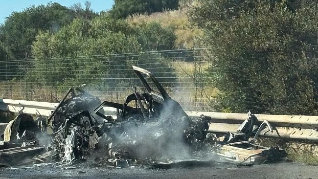 paura-sulla-a29-auto-in-fiamme-allaltezza-dello-svincolo-per-terrasini