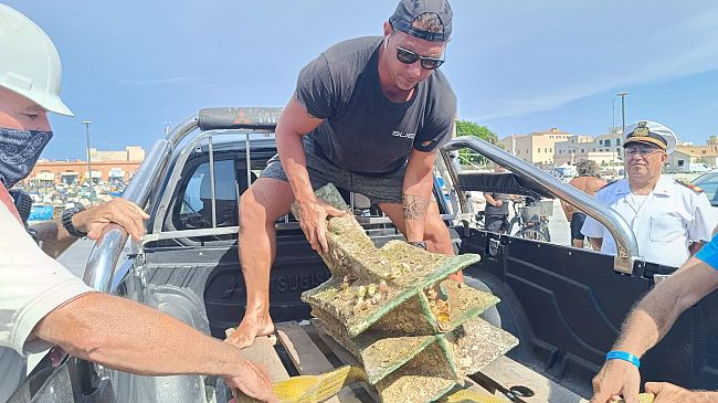 Campagna di ricerca nel sito della Battaglia delle Egadi, recuperato un rostro romano e altri reperti