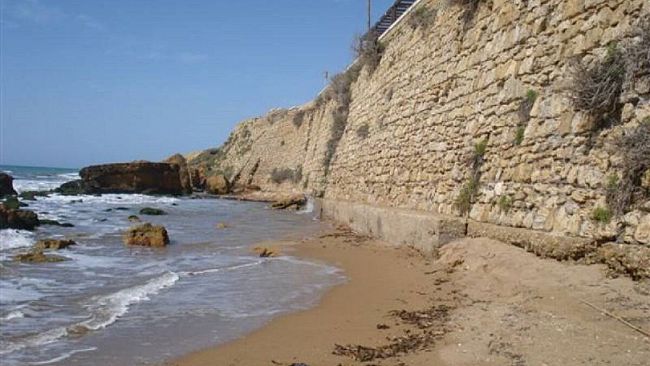 Precipita dal muraglione di Marinella, giovane in pericolo di vita