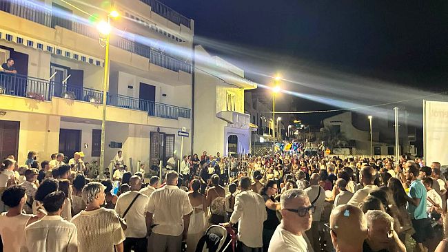 in-migliaia-hanno-riempito-la-borgata-di-marinella-per-la-prima-notte-bianca-del-mare