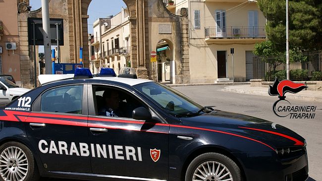 evade-dai-domiciliari-e-armato-di-spranga-pretende-soldi-in-un-bar-arrestato-da-carabinieri-e-polizia
