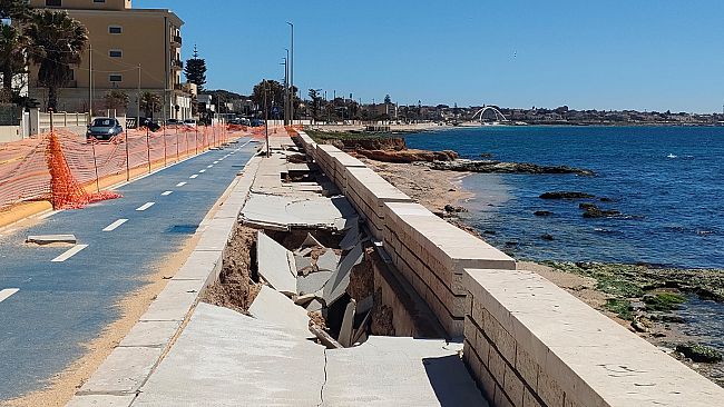 mazara-lungomare-ferito-dal-ciclone-tra-voragini-e-attese-il-costone-continua-a-cedere