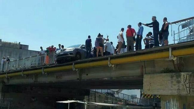 Auto in bilico sul ponte del fiume Mazaro. Passamani fatiscente da mesi.