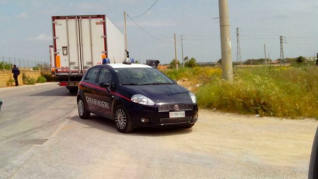 Mazara, Tre i malviventi che hanno rapinato il tir fermato sulla Ss115: si sono dati alla fuga alla vista dei Carabinieri.