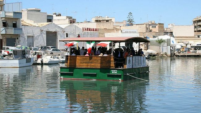 La chiatta si conferma un ottimo mezzo di collegamento tra le sponde del fiume Mazaro