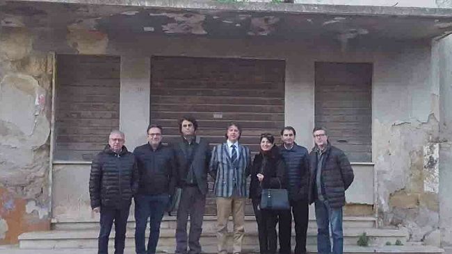 Campobello, crollo della parete esterna del cineteatro Olimpia: 2 feriti, nessuno in pericolo di vita