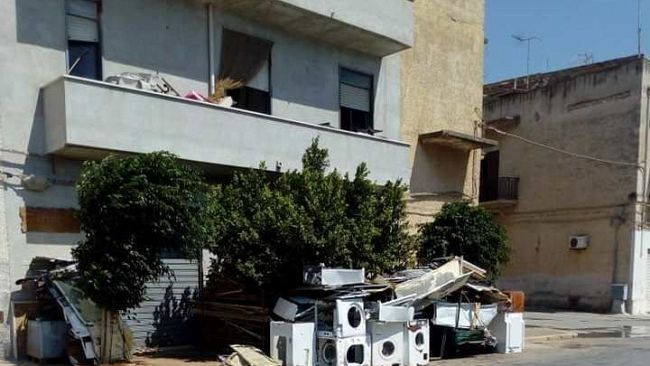 Mazara, qualcuno fermi l’incosciente “rottamatore” di via Marsala: sfascio abusivo in mezzo alla strada. Numerose segnalazioni.