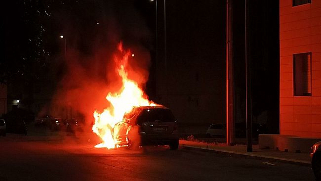 Erice, automobile in fiamme nella notte a San Giuliano