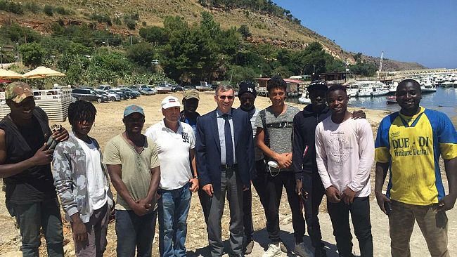 Castellammare: gli ospiti dello Sprar ripuliscono la cala marina e la “marinella”