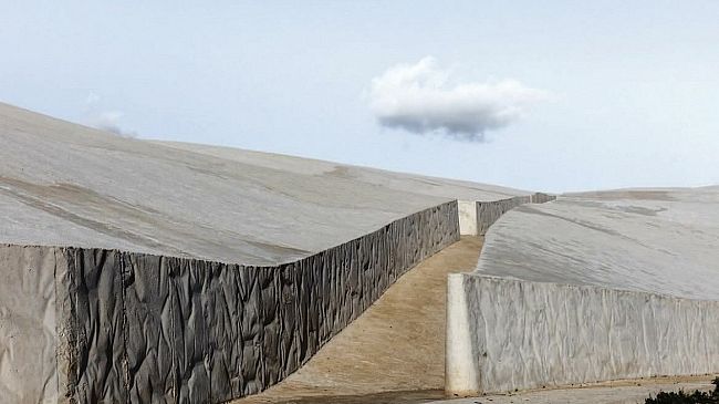 Gibellina. Le grandi case di moda scelgono ancora il Cretto di Burri come location