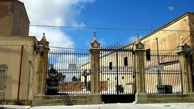 Salemi. Una corona di fiori al cimitero comunale in memoria dei defunti