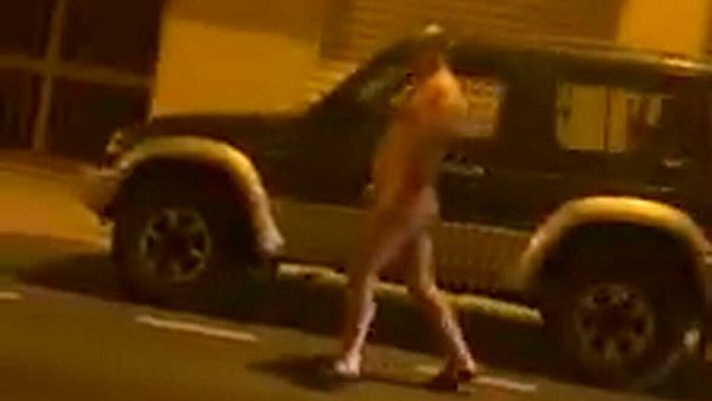Trapani, uomo nudo cammina per strada