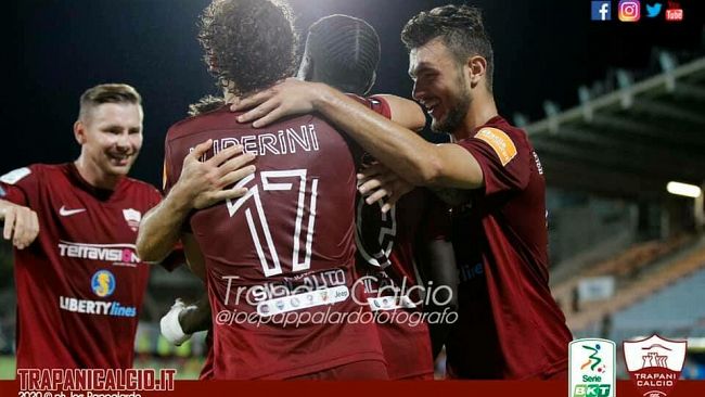 Trapani in vantaggio sul Pescara al termine dei primi 45′, decide Luperini