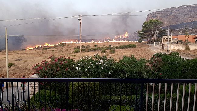 Incendi nel trapanese, fiamme vicine alle abitazioni di Pizzolungo