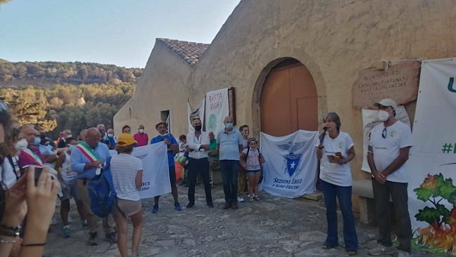 Uniti in un solo grido: ​«Basta roghi». Corteo nell'area demaniale 